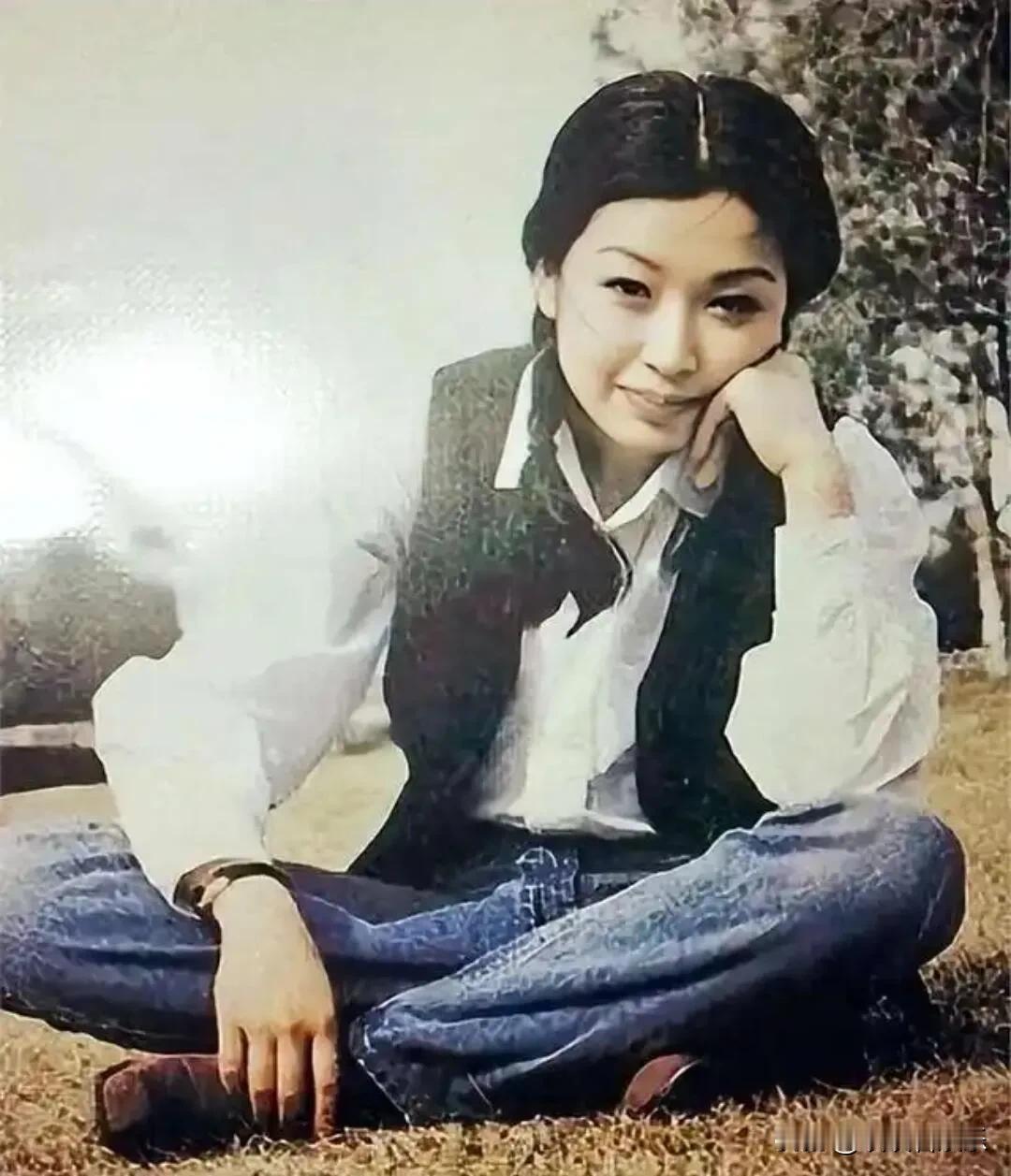 原来小岳岳搭档是她？她深情唱响经典歌曲《祝你平安》，那温暖人心
她到底是谁呢？