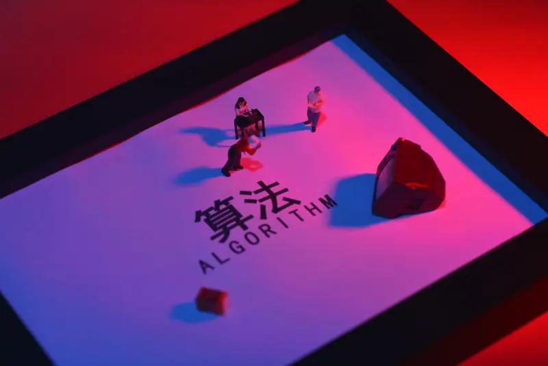 AI发展引发的伦理问题不少。算法偏见首当其冲，招聘时电商平台的AI招聘工具，因训