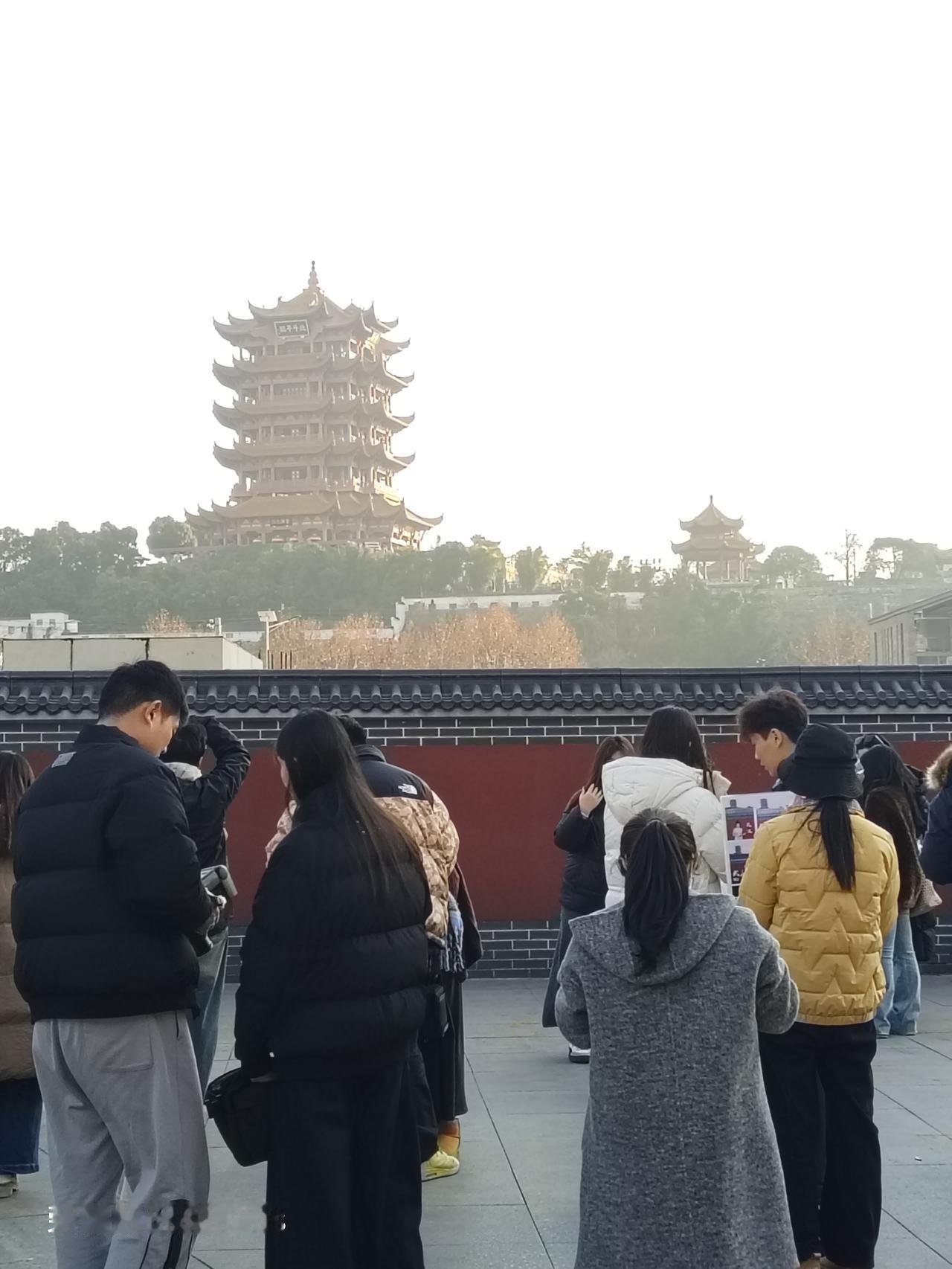 黄鹤楼地铁站不应该是敞开的，这次地铁站周边改造应该把地铁站进出口盖一个古色古香的