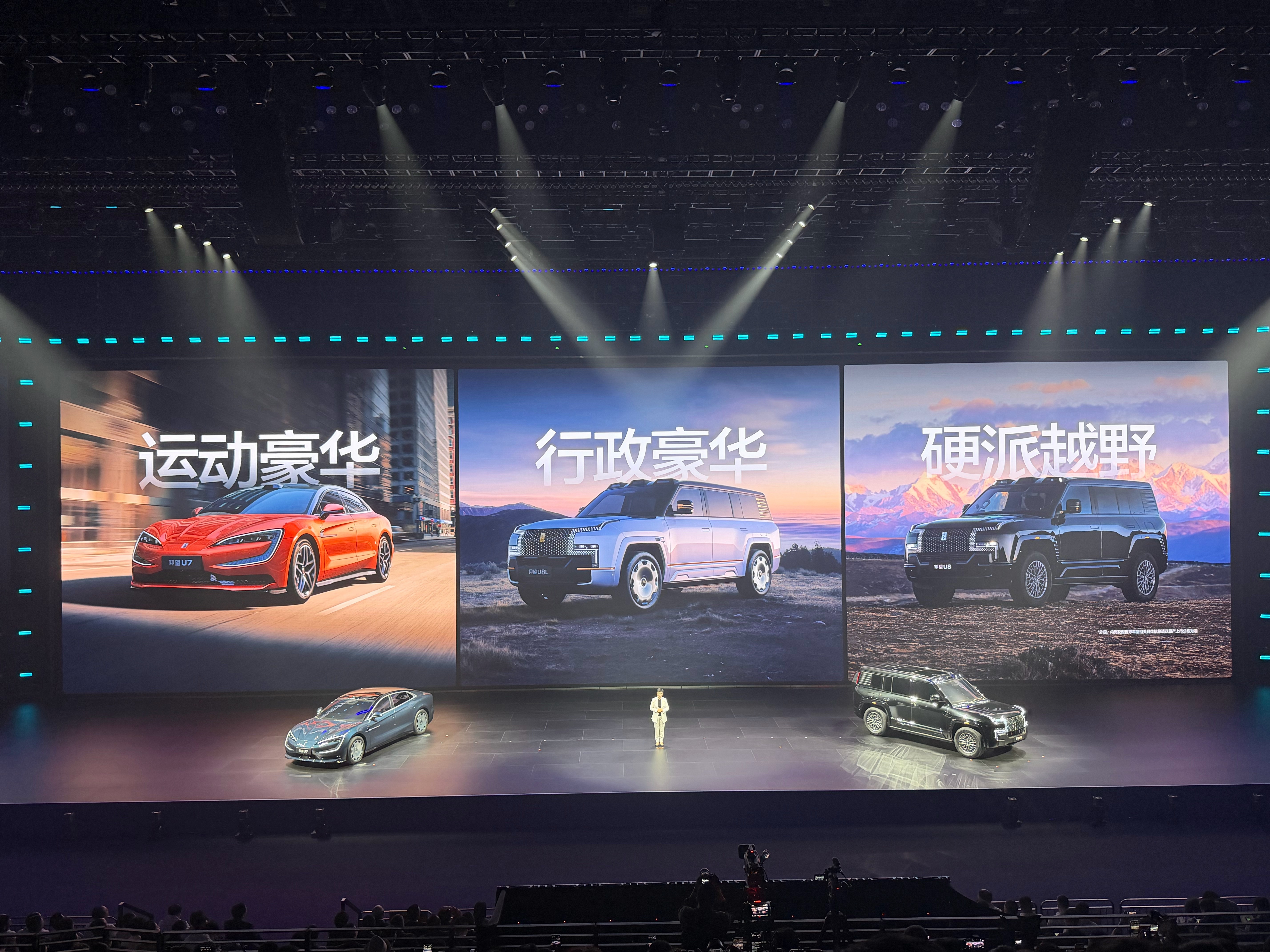 仰望加闪充是比亚迪极致科技与顶尖技术的完美结合，第二代刀片电池和闪充站让仰望5分