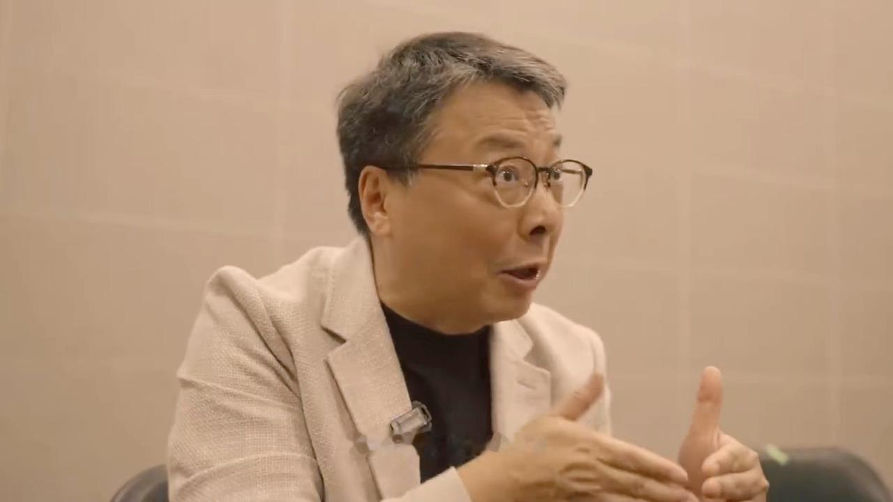 周深一首歌到底有多少版本安栋说周深是合作艺人里曲目最大的谁被周深的敬业程度打动，