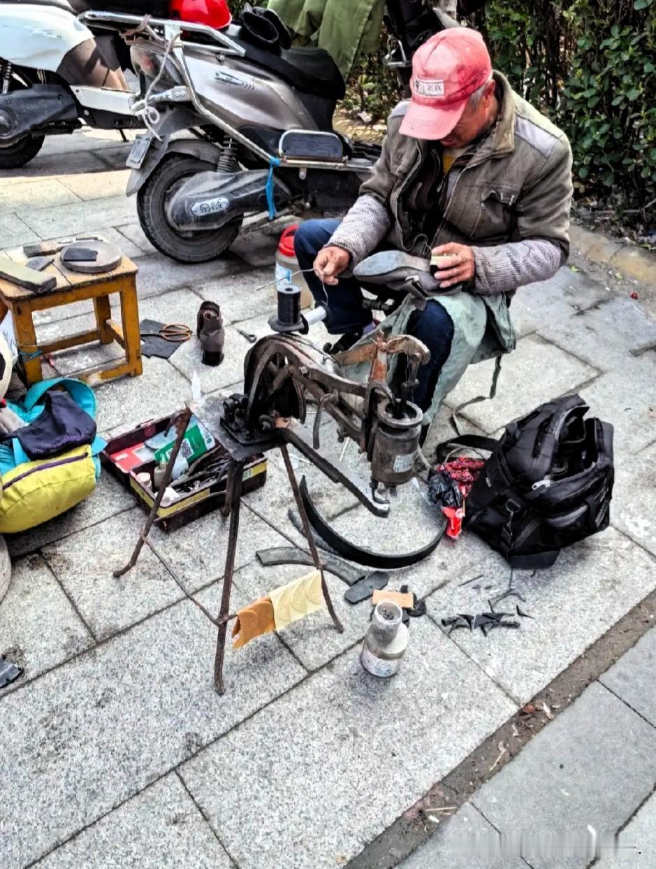 楼下修鞋摊的秘密
 
小区门口的修鞋摊摆了五年，摊主老李总戴顶洗得发白的蓝布帽，