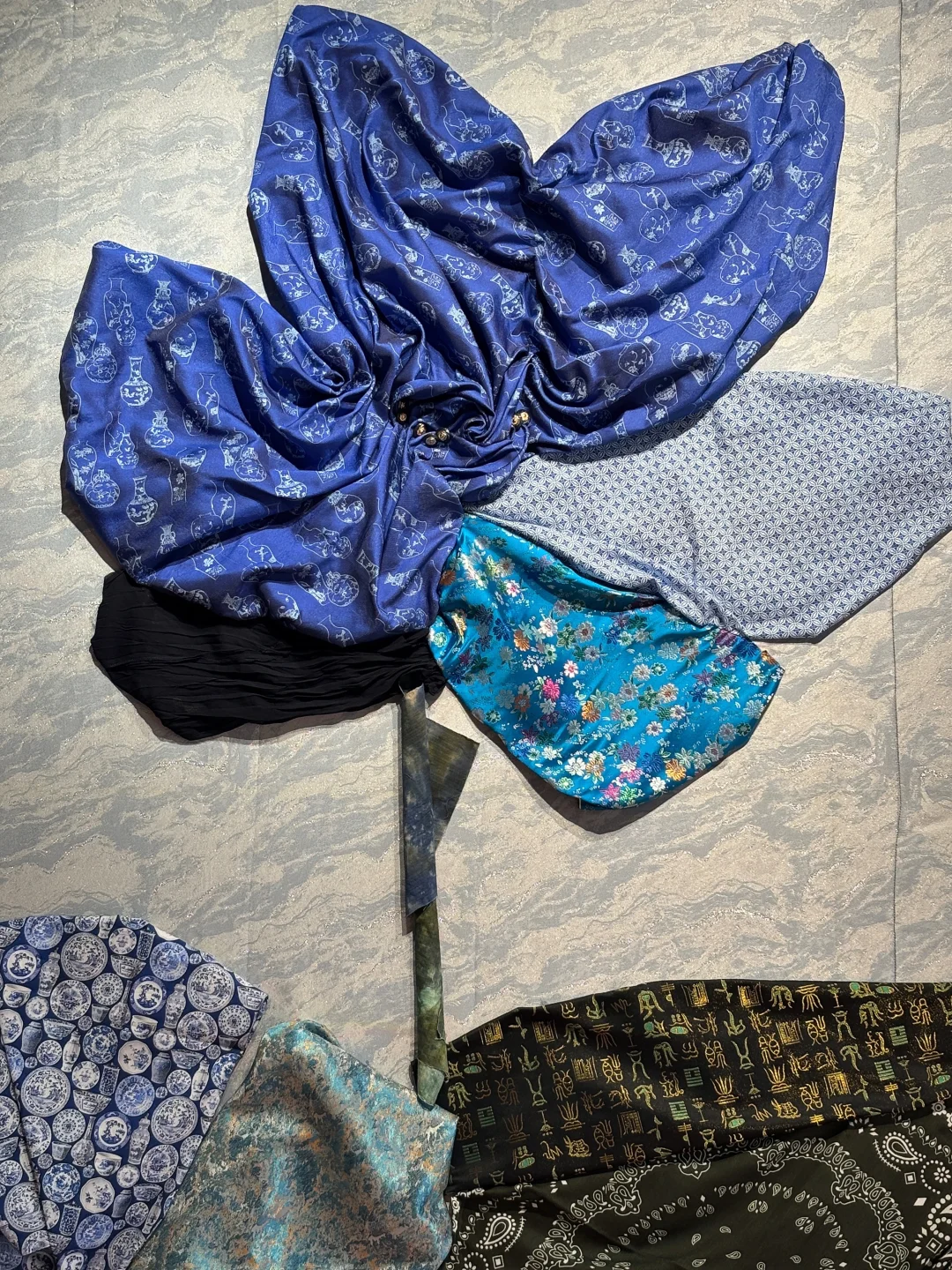 我们用几块非遗布料，做了七朵花💐