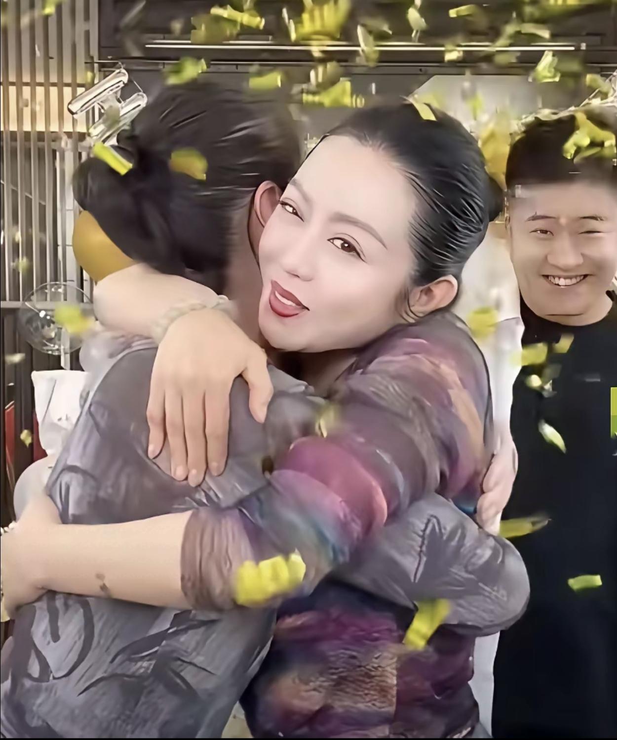 家人们，姐姐们早晨好；
今天姗姗说说温美玲。她不光二人转唱得好听，人品更让人佩服