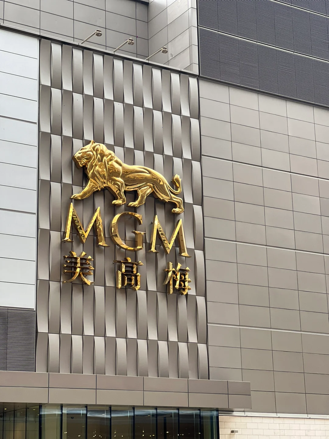 到楼下了！！怎么进去要奶茶呢？