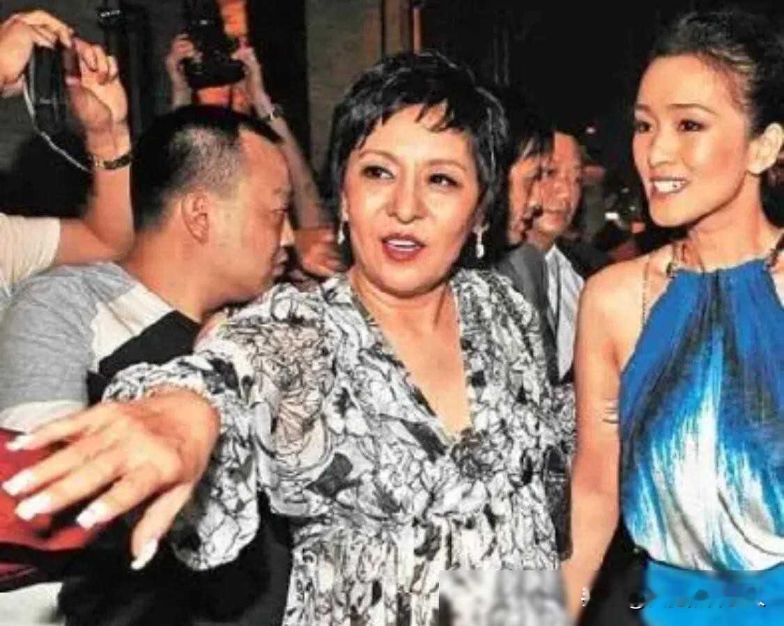 当年，向华强带巩俐回酒店房间，巩俐吓得两腿发软，赶紧躲进洗手间半天不出，向华强在