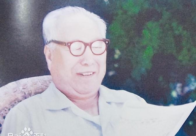 1988年4月一天，中顾委委员李运昌老将军不顾80岁高龄来到承德，在这里他见到挂