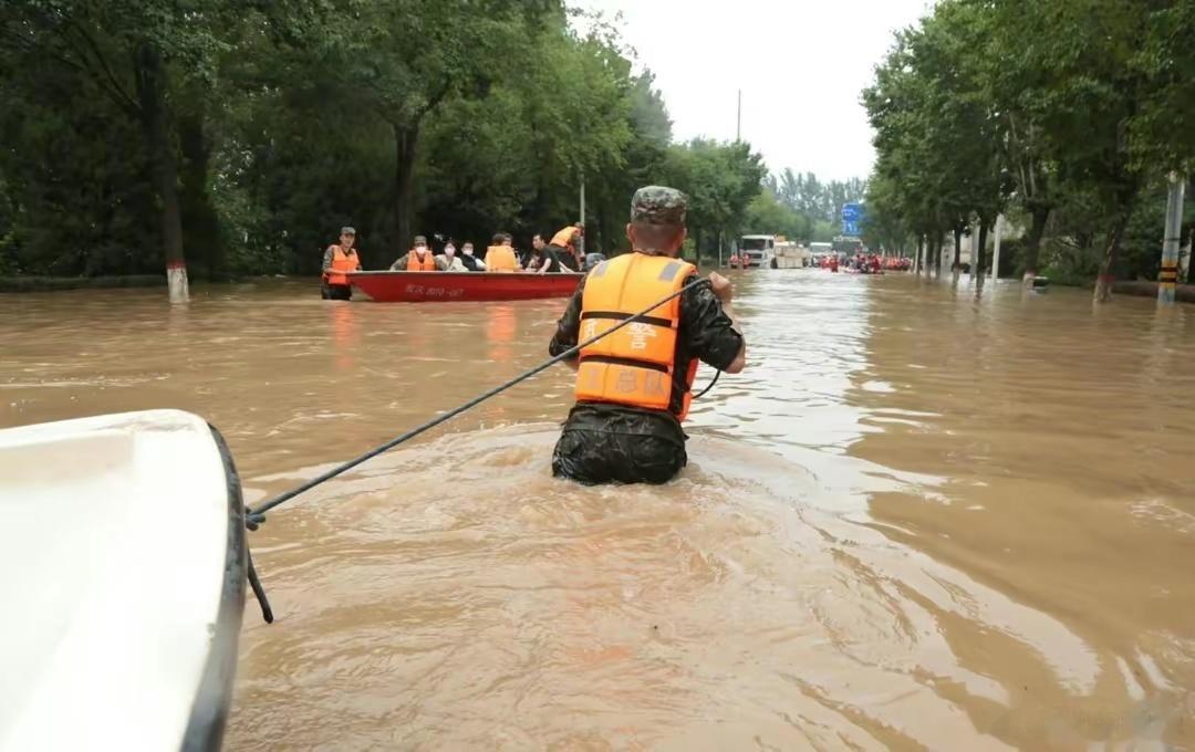 8月8日晚，一名支援涿州的救援大哥发布了一条视频。这位大哥参与救援用的船只是私人