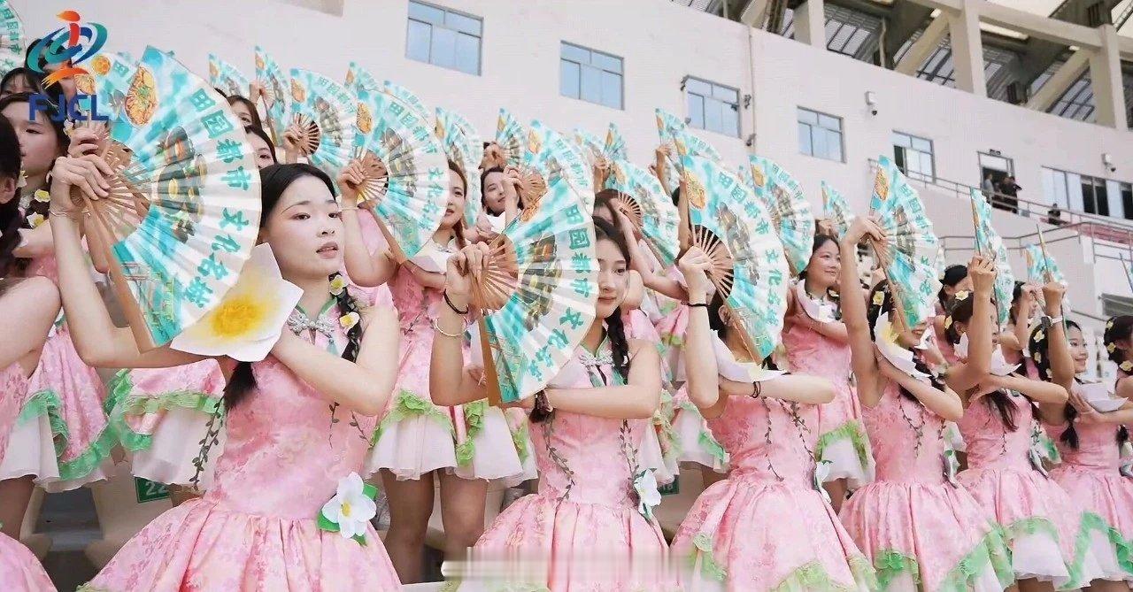 足球 | “凌波仙子”燃爆全场，闽超开幕式漳州水仙花拉拉队赢麻了！4月19日，2