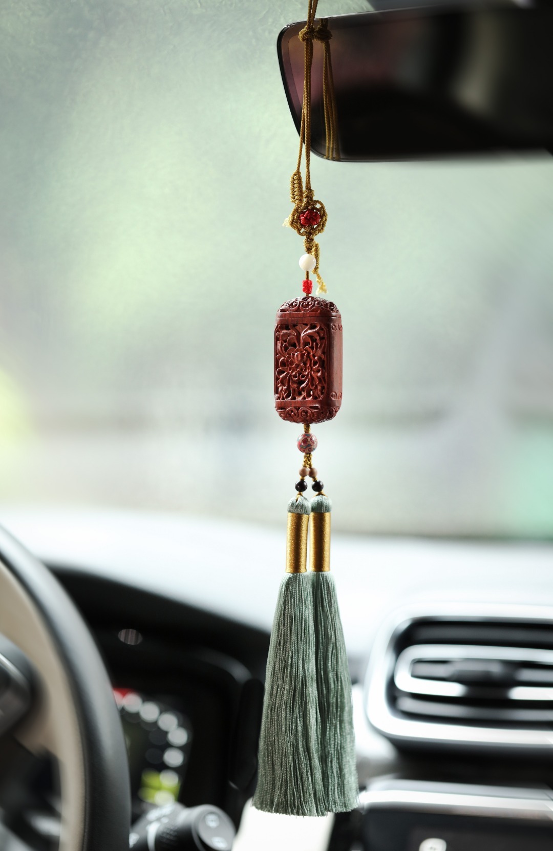 小叶紫檀 | 宝相花·香囊 挂件料质润泽，双面镂空雕莲花纹；整体素雅不失精致，贵