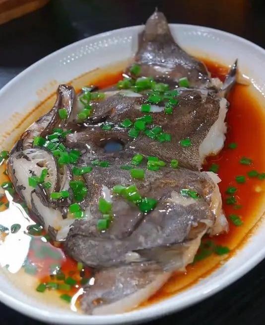 牙鲆，是比目鱼的一种，我们这里习惯叫它鸦片鱼，而且喜欢吃鱼头。鸦片鱼头是浙江快餐