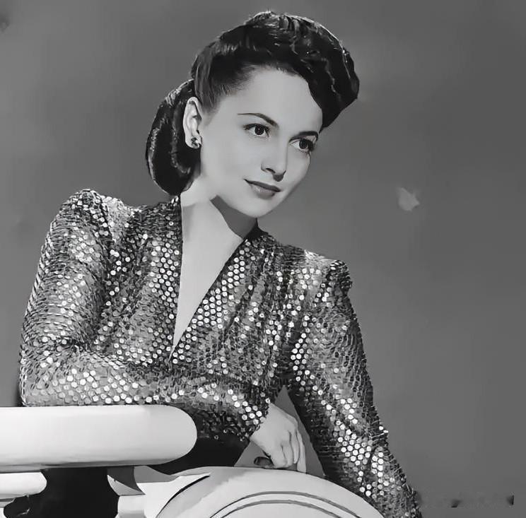1954年挪威首相夫人访苏，落入克格勃“乌鸦行动”圈套，被全程偷拍，深陷其中主动