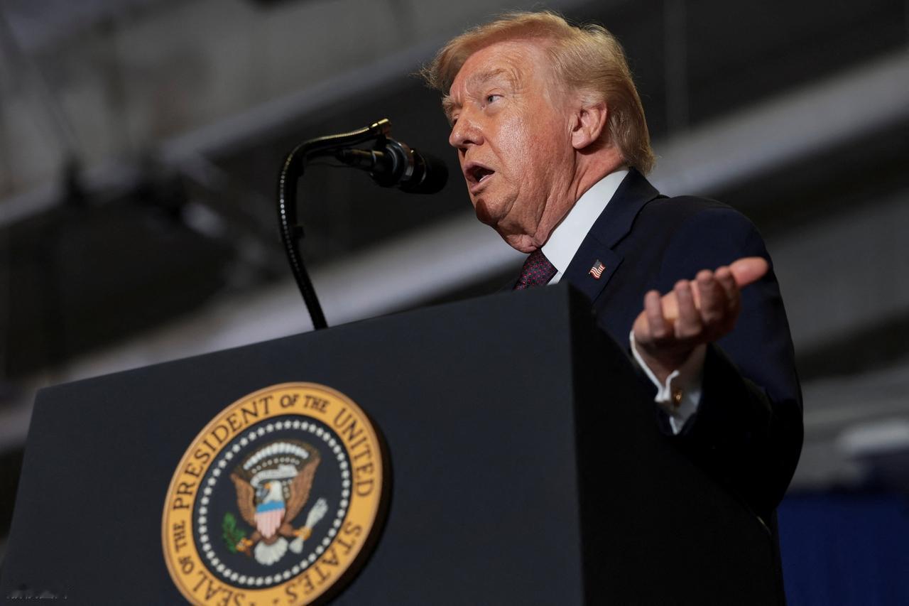 纸老虎一戳就破！
当初特朗普动不动就喊加征关税，到头来自己却先支撑不住了，美国海