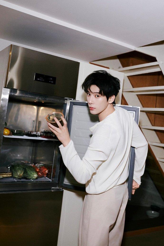 王安宇居家男友感 王安宇宇你相见王安宇宇你相见，王安宇居家男友感，谁懂白色V领造