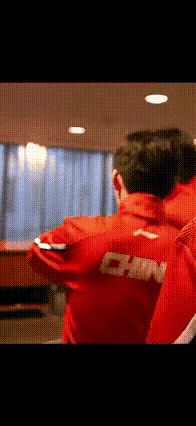 林诗栋开始调皮了，
国乒夺冠正好碰上王楚钦的生日，
这份特殊的生日礼物，
让全队