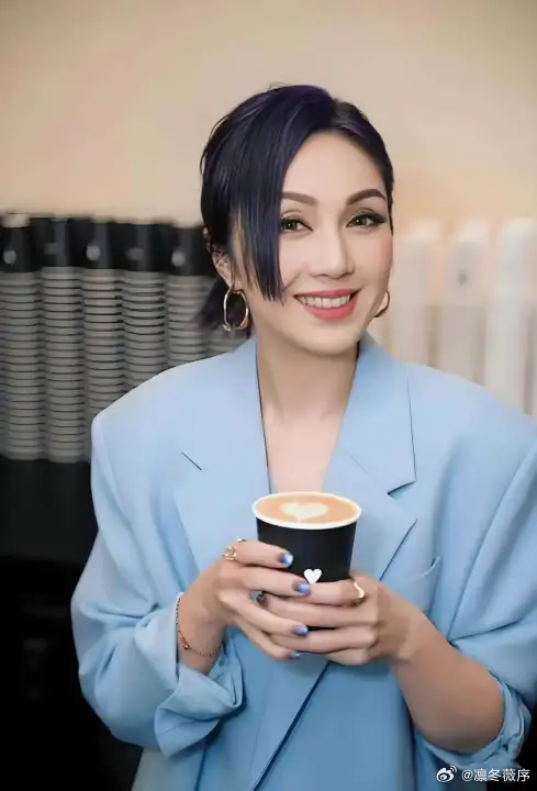 杨千嬅回忆20岁哭了国乐无双 在康庄大道上，杨千嬅抚今追昔，感悟爱情的真谛与人生