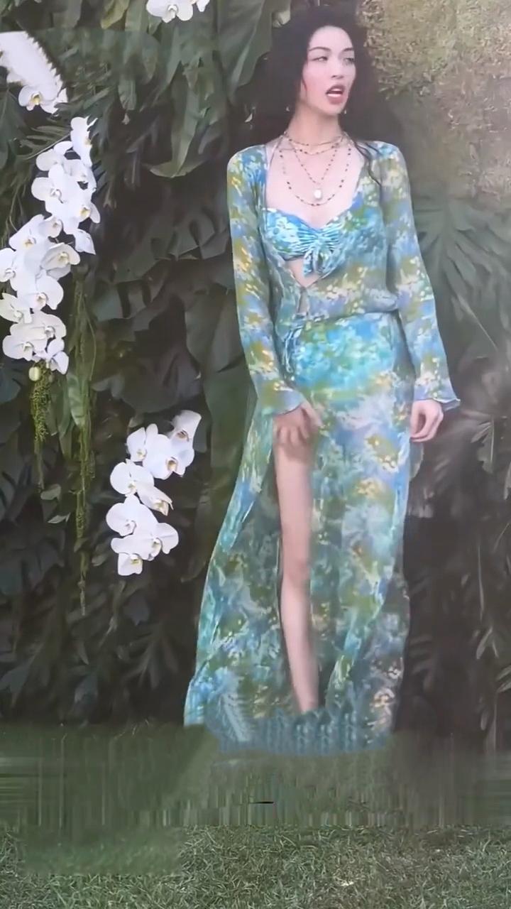 钟楚曦这身碎花裙太绝了，高开叉设计尽显高级性感，氛围感拉满！[比心][赞][送自