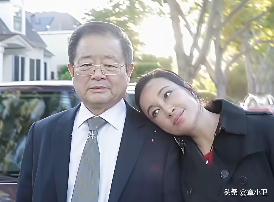 刘晓庆在美国头依偎在富豪丈夫王晓玉的肩上，思爱有加王晓龙的近照