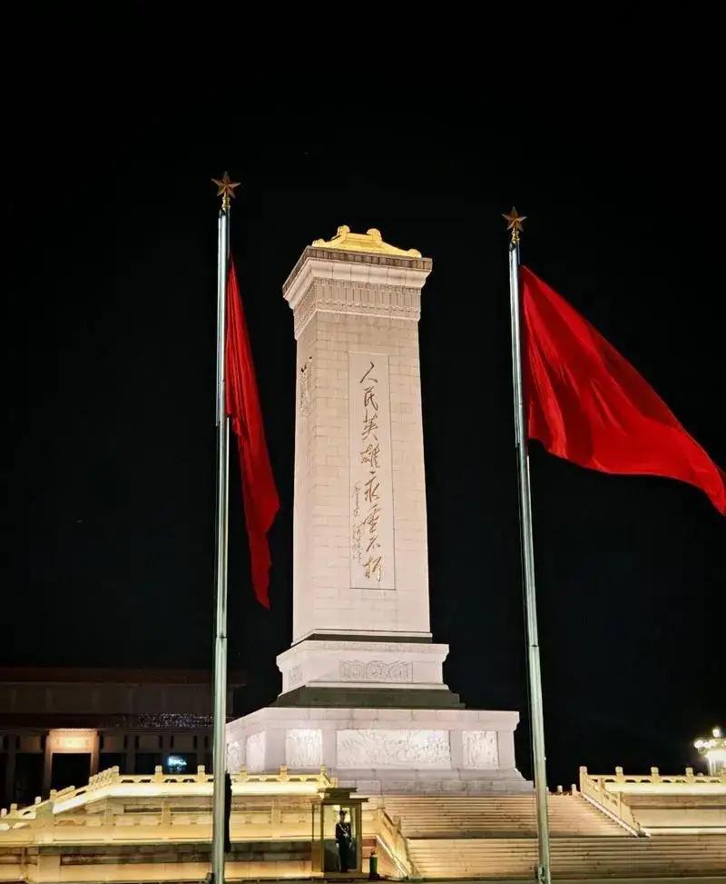 一块石头，320吨重。

从青岛的山里，硬生生给抠出来，没用炸药，怕炸碎了。工匠