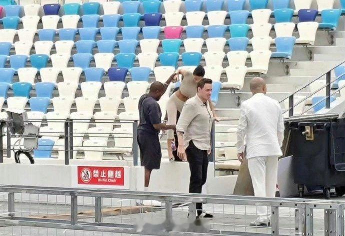 #侃爷带妻子翻越栏杆# 侃爷Kanye west海口试听会现场彩排路透，带妻子比