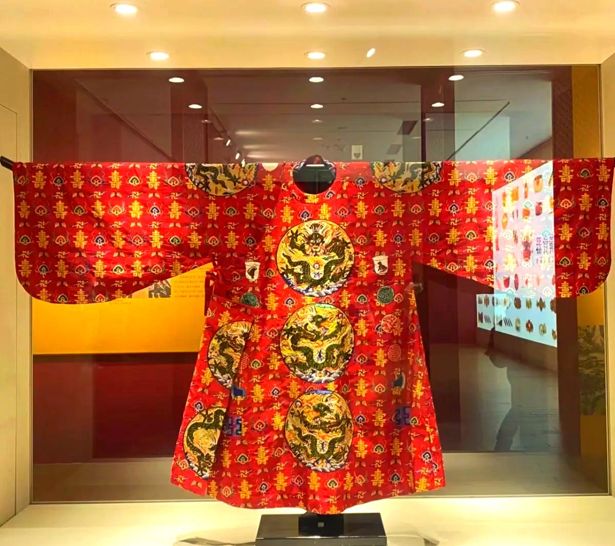 万历皇帝下葬三百多年后，考古队打开定陵那一刻，棺椁里那件织金龙袍碰到空气，颜色当