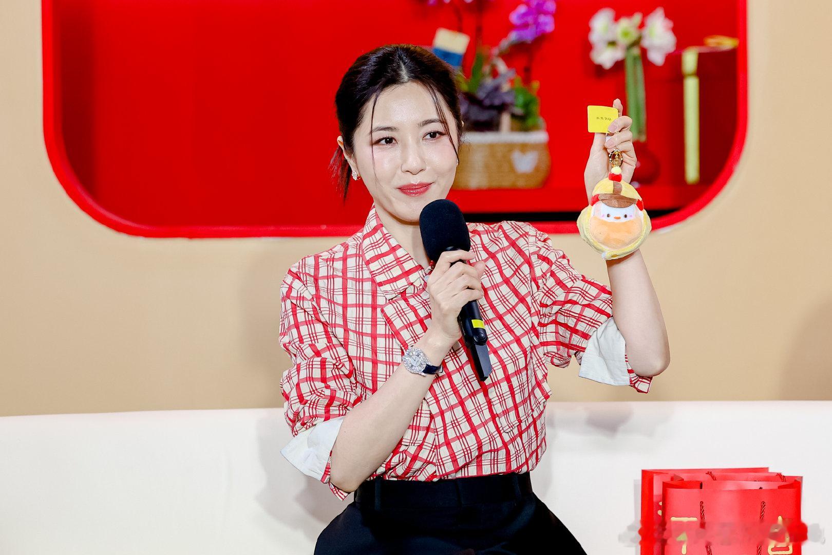 微博之夜的红毯上，曾黎以一袭独特的剪纸印花裙，成功吸引了所有人的目光。她的每一次