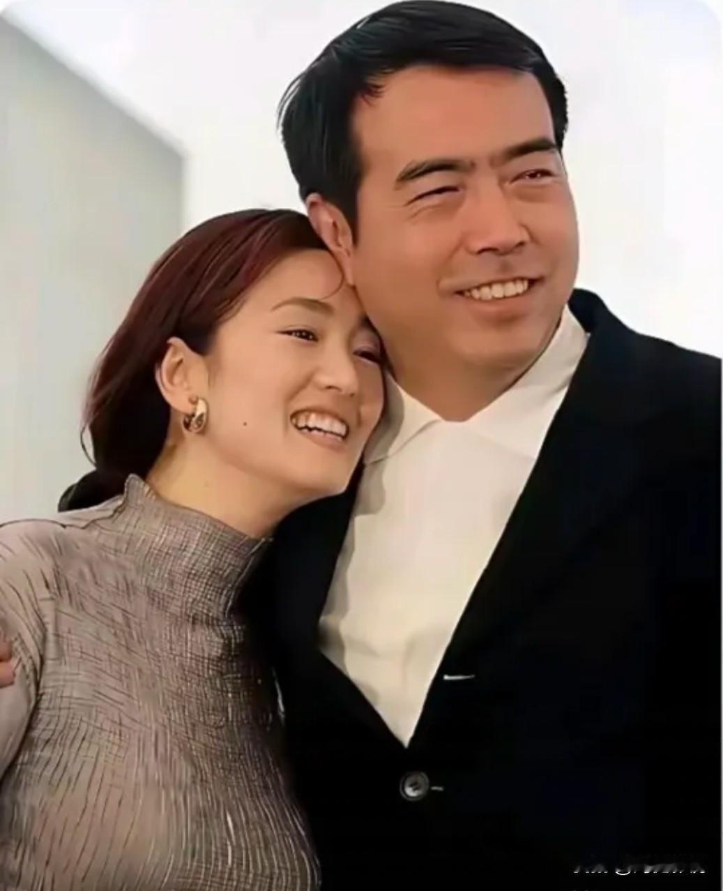 仔细看，那时的陈凯歌真是目若朗星，气宇不凡！而依偎在身边的美女是谁？看她细眉飞扬