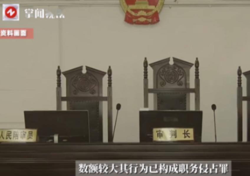 “大快人心！”四川乐山，一小学食堂里的11名普通员工，利用职务之便，将食堂里的优