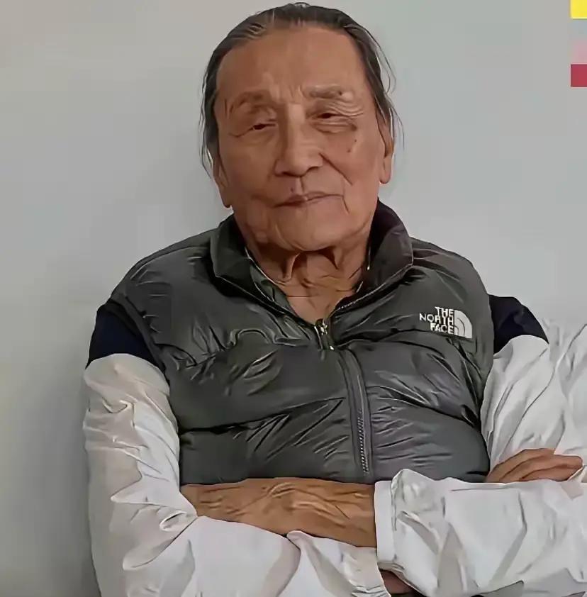 谢霆锋发了讣告，89岁的谢贤彻底走了，遗体直接送火葬场，不设灵堂，也不办任何公众