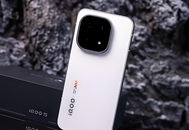 iQOO 15T的曝光确实引发了不小的关注，其强大的配置让人眼前一亮。

天玑9