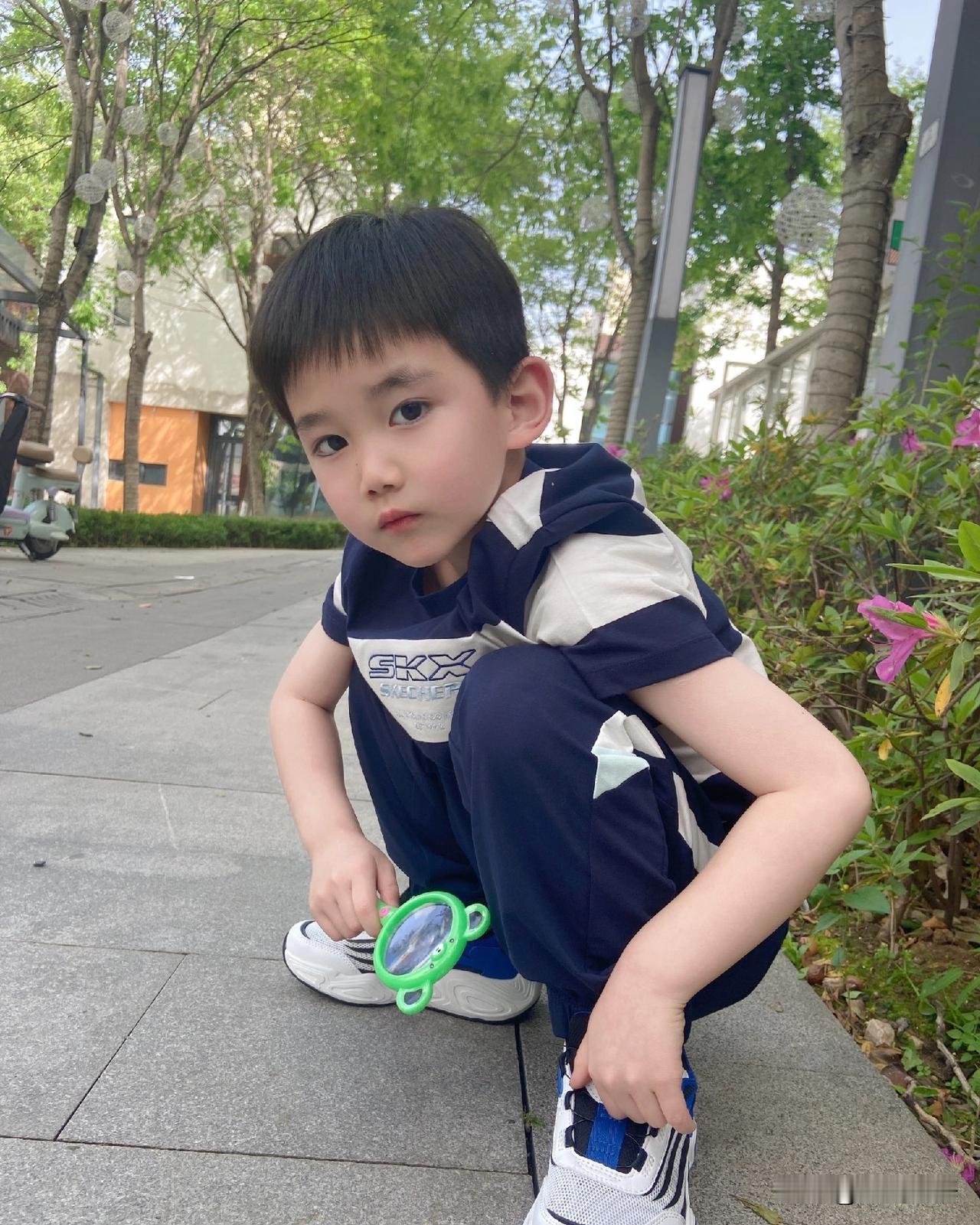 带孩子真是责任重大呀！不小心就容易出事儿。

今早买菜，遇见邻居王婶蹲在路边哭，