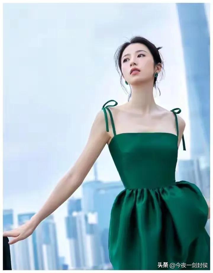 同学的大闺女周末大婚。
闺女上高中时学习成绩一般，后来送到意大利学画画，认识一个