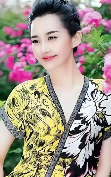 1997年，已有家室的富商刘波追求许晴，豪掷3000万买下北京一座四合院，作为他