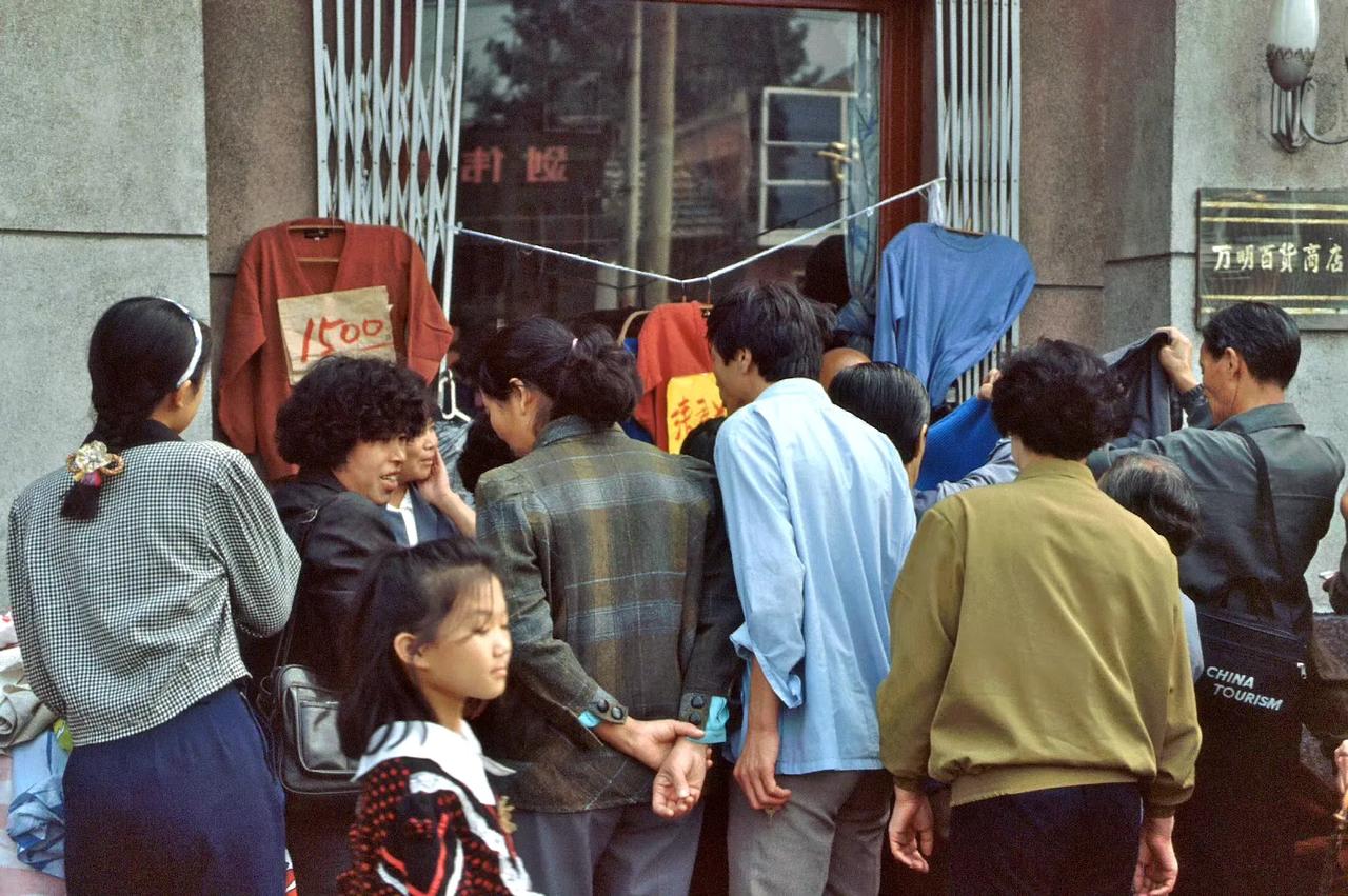 在路边摊购物，北京，1992年9月摄。 ​​​