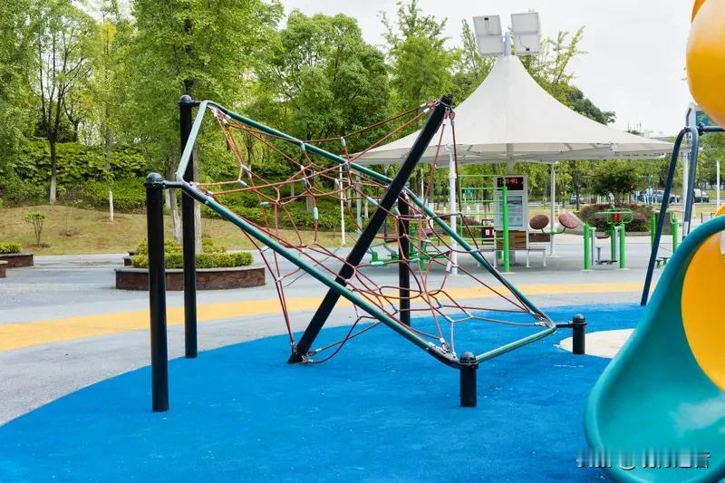 孩子们在自由玩耍中不断收获成长，每天都是崭新的探索之旅。那些看似简单的游戏时光，