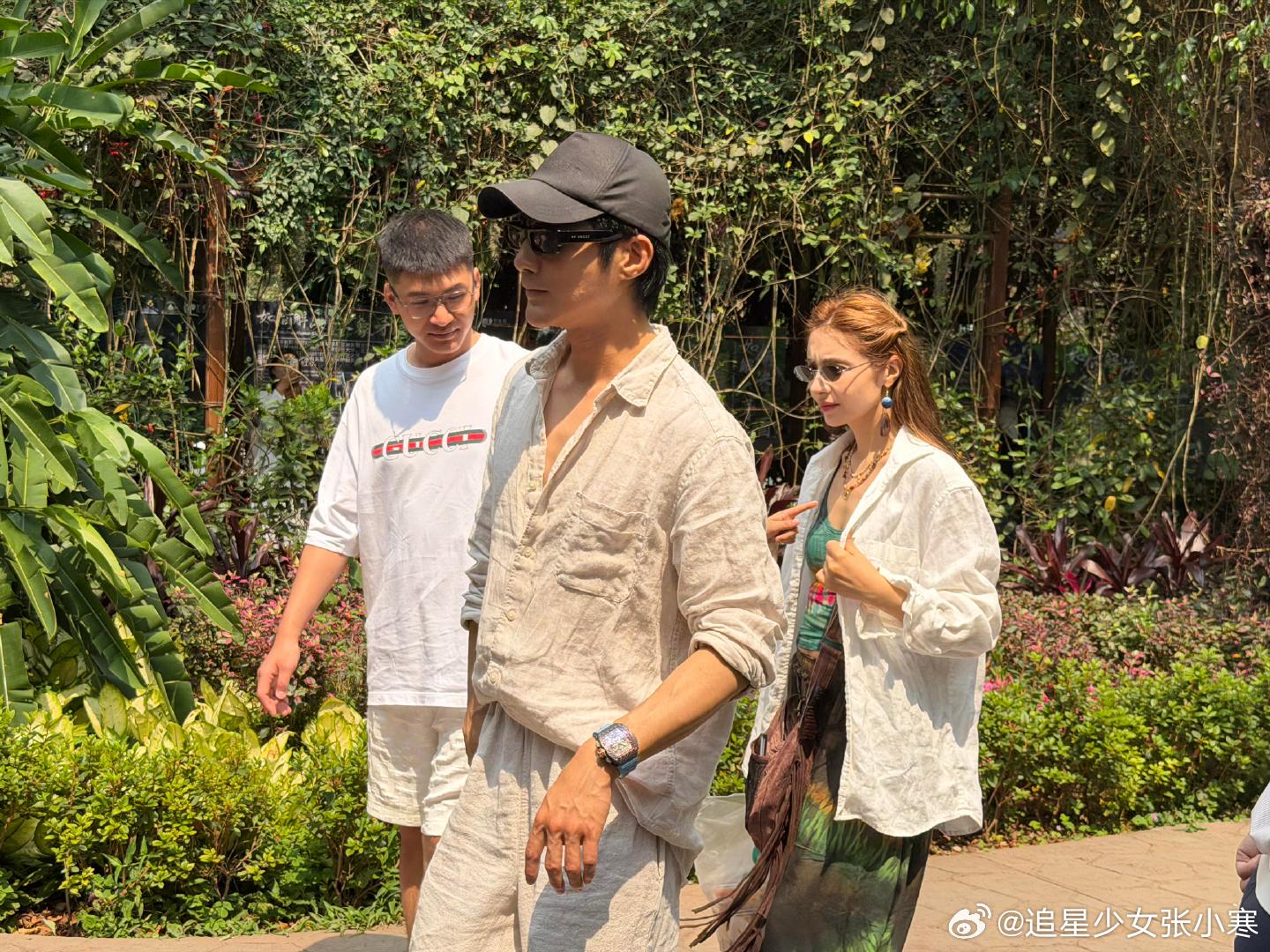 姜潮麦迪娜带孩子出游西双版纳偶遇姜潮麦迪娜一家 西双版纳偶遇姜潮麦迪娜一家，两个