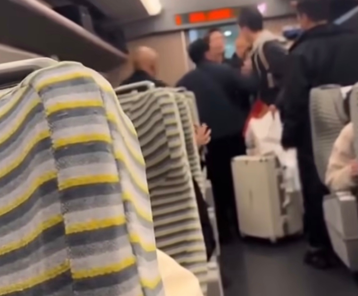 高铁上被要求让座年轻人霸气回怼高铁让座？那回头你坐飞机的时候是不是也得给你让座呀