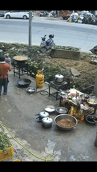 高压锅爆炸真是太危险了！
幸亏没有伤到人？
不过这个厨师也吓得不轻！社会新闻