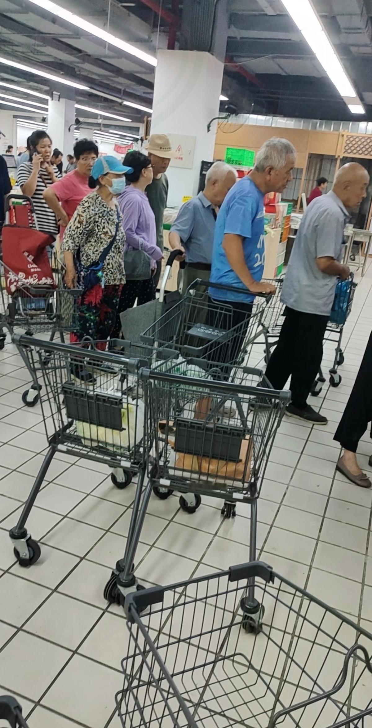 在超市买菜结账，撞了件越想越气的事，七旬大爷结完账竟被反复拦着查包，全程看得真气