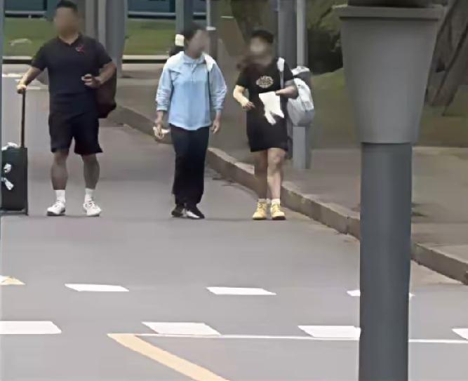 好不容易刷到抓拍画面，莎莎和队医、新的体能教练一同现身训练基地。
 
这里属于封