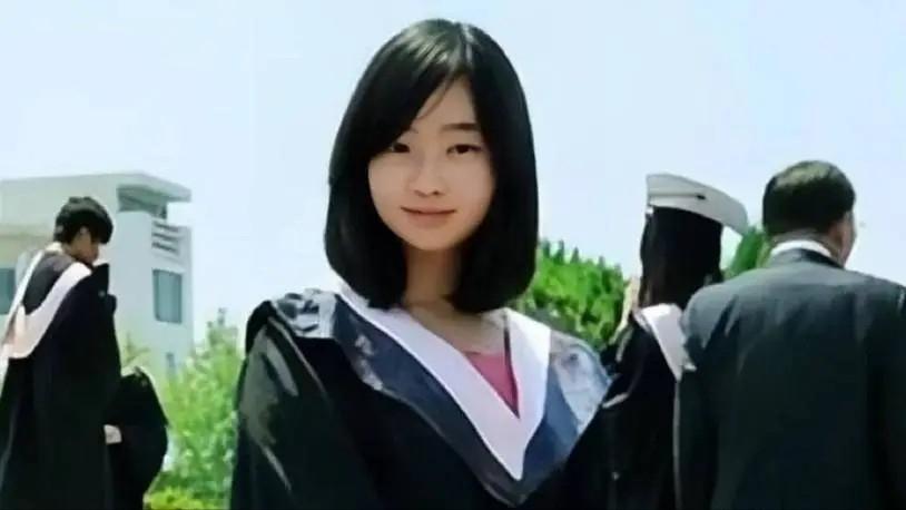 2008年，山东一名19岁的年轻大学生梦见了佛祖，佛祖告诉她：“你是我座下童子，