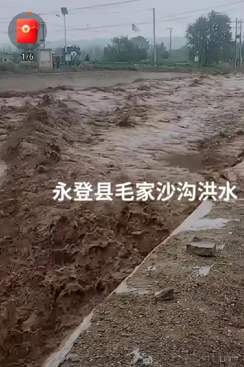 历来少雨缺水的甘肃兰州地区近期不断受到山洪浸击。
8月7日甘肃省兰州市榆中县遭遇