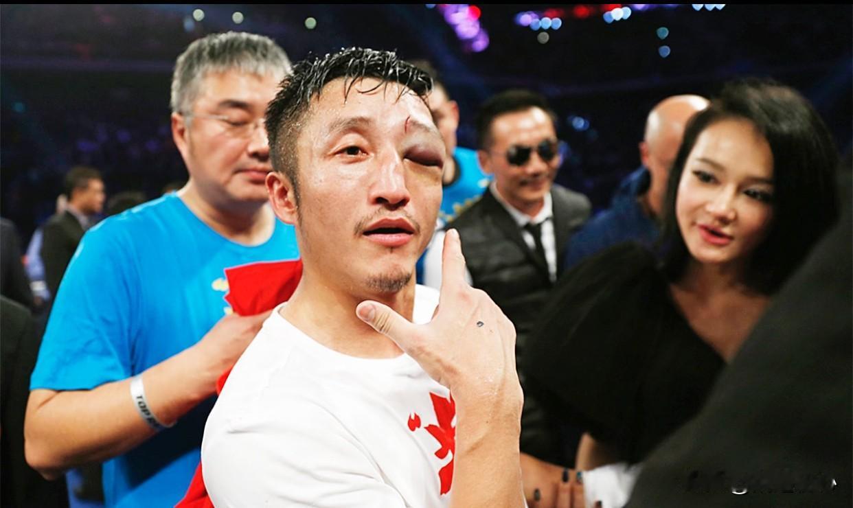 市明：问你个事？
莹颖：啥子事你说嘛
市明：咱家那些钱到底咋亏的？
莹颖：稀里哗