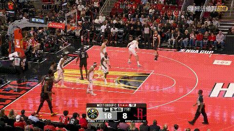 神啊，快救救火箭老将卡佩拉吧！在今天火箭主场迎战掘金的NBA杯赛中，当时比赛进行