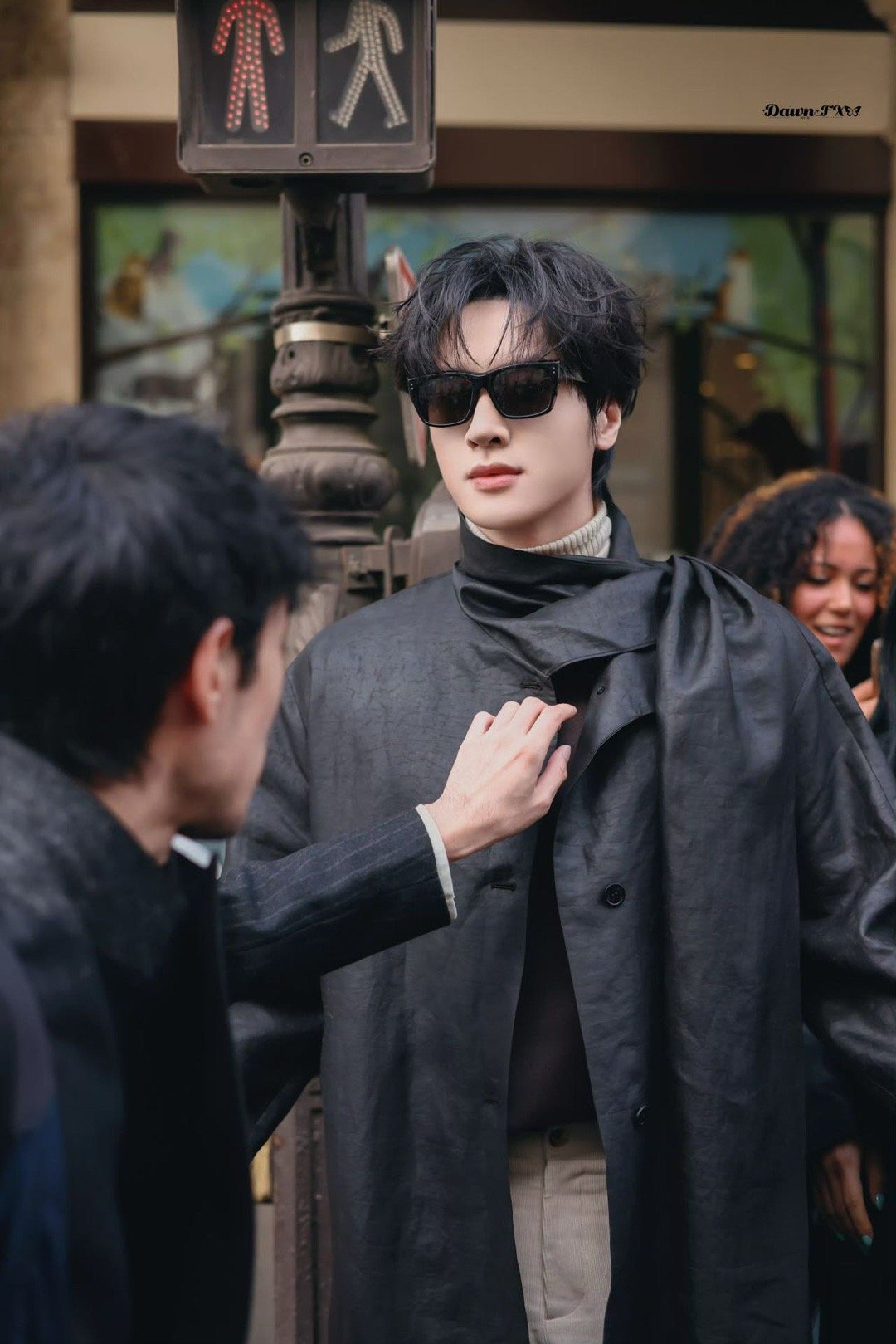 巴黎卢浮宫偶遇展轩！时装周行程刚结束就直奔艺术殿堂，妆发都还没来得及卸，这就是一