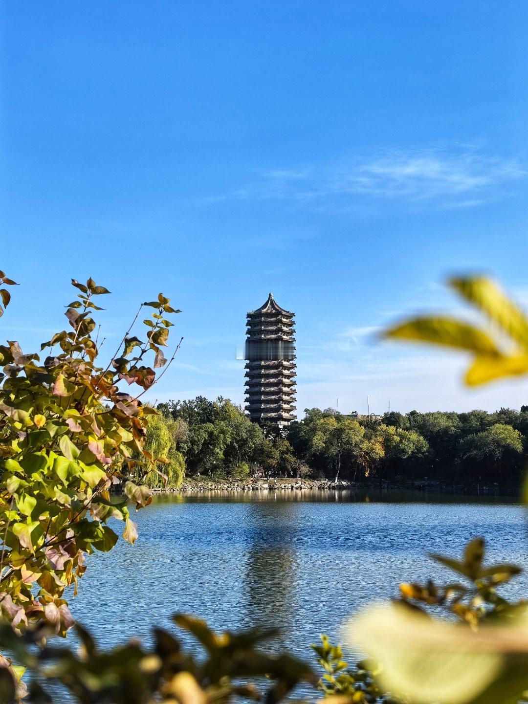 北京大学未名湖畔秋色北京秋色已满载摄影​​​