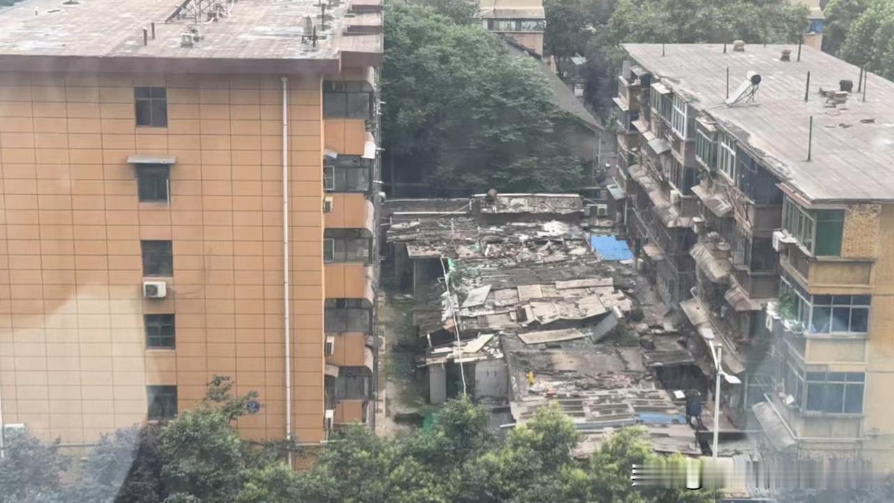 很多老小区原拆原建、加装电梯，都搞不成的。
就像这个图片的老小区一样。
小区的一