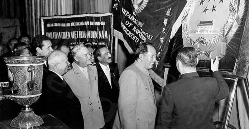 1954年10月毛主席与苏联领导人赫鲁晓夫、布尔加宁、米高扬参观北京新落成的苏联