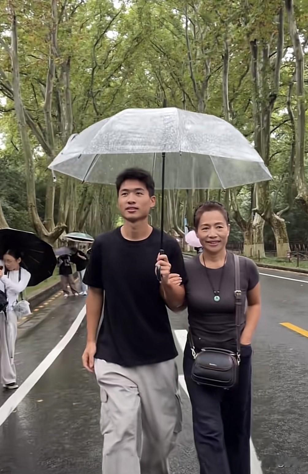 海军陪着他妈妈慢悠悠地踱在南京的街头巷尾，这一幕，让无数网友打心底里替海军妈妈感