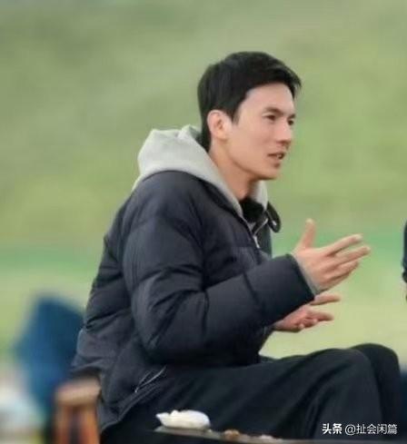 娱乐圈的收入这么惨吗？连300块钱都得向女朋友借。

娱乐圈果然是二八定律，三线